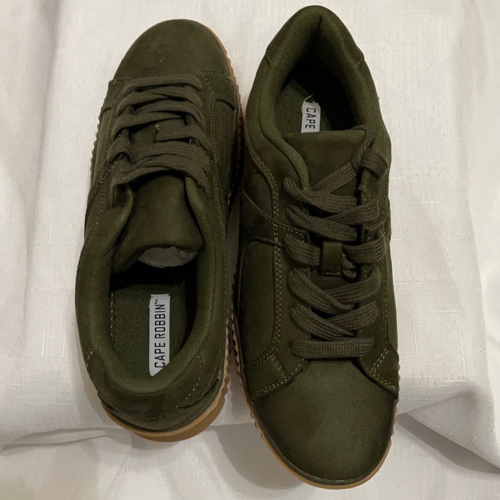 NWOT Cape Robbin Hunter Green Sneakers size 10